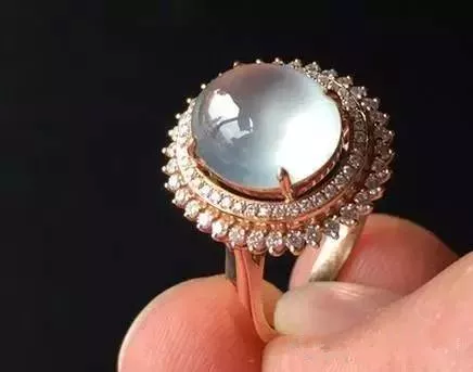 翡翠|一根塑料管能冒充价值百万的飘花手镯，五花八门的骗术