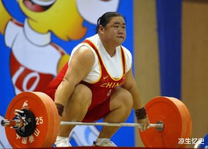 刘伯承|世界冠军唐功红，拼死一举为国夺金，导致七窍流血，如今生活怎样