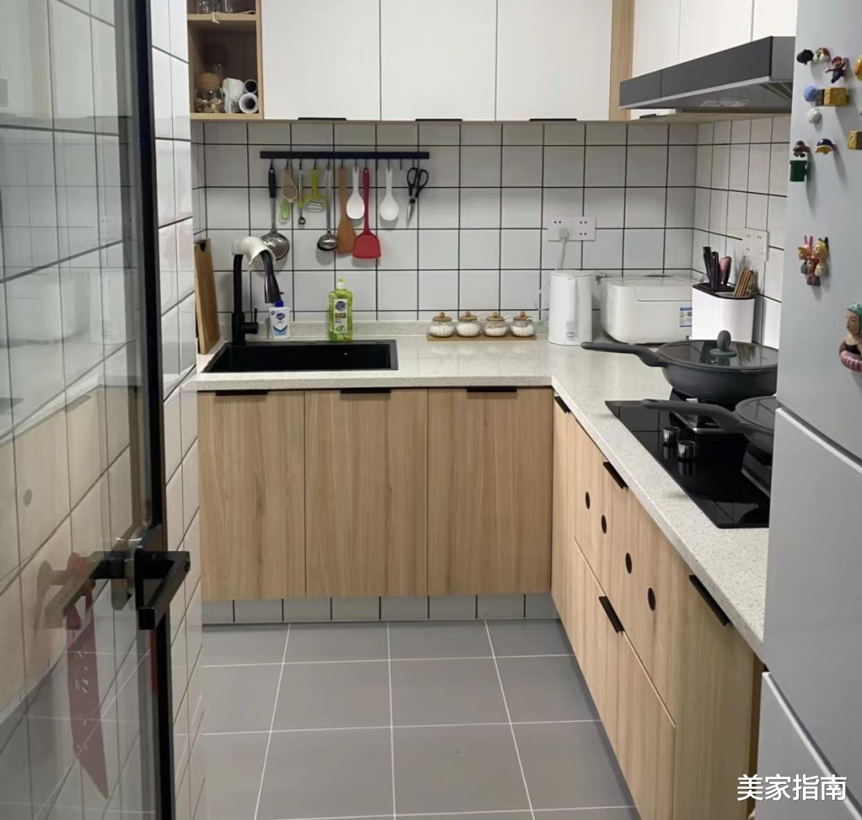 厨房推拉门我换了3次,才搞明白是吊轨好还是地轨好,建议你看看