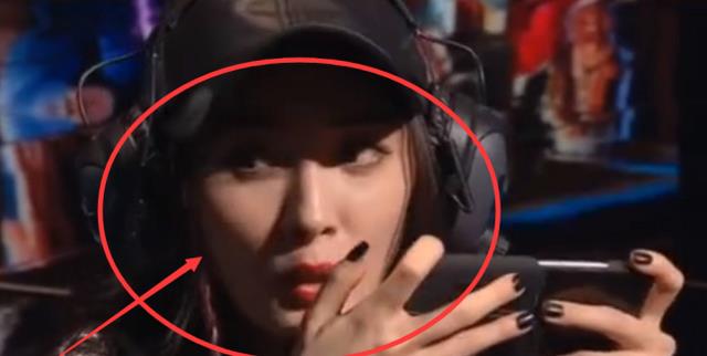 杨幂|杨幂游戏直播全程被关美颜，看清她怼脸镜头下的脸，这哪像34岁？