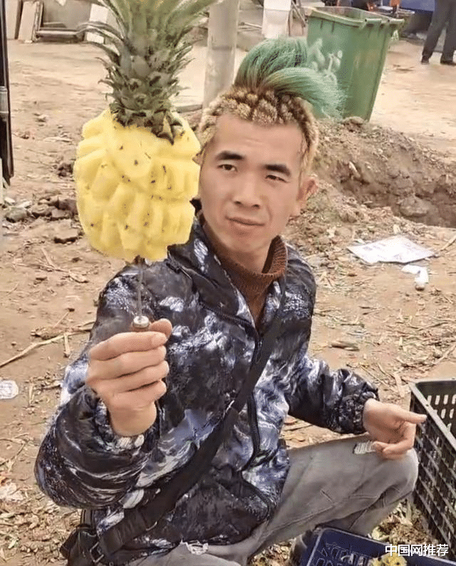 中国网推荐 河北小伙理菠萝头卖菠萝，换了头型后一天能卖七八百斤！