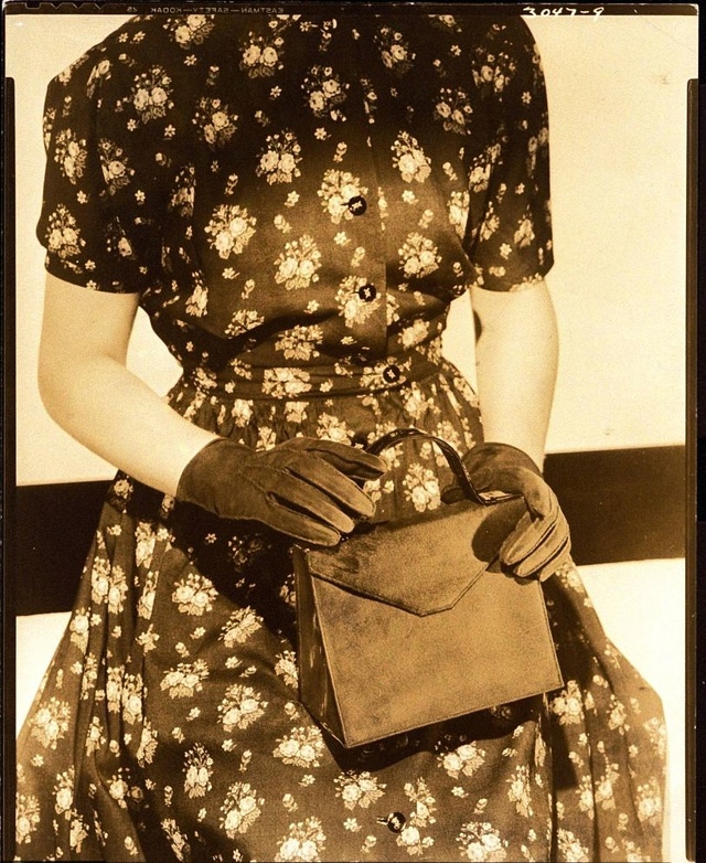 红猪的墨镜|碎花搭配牛仔，肉色袜加上白高跟，减龄到让你留住青春，回忆往昔