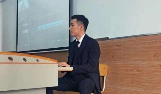 |压力大、收入低，大学老师无意间的聊天，透露了这份职业的苦楚