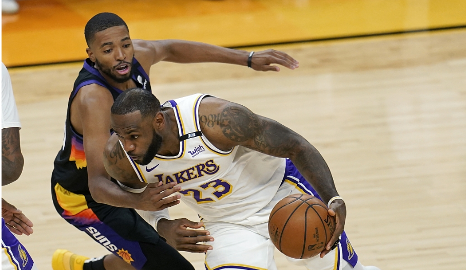 湖人队|湖人VS太阳：两节被轰28-5狂潮，詹皇下场湖人无人可用