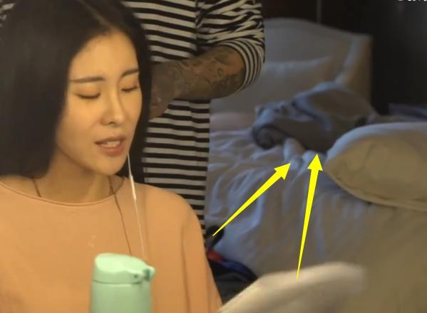 任达华|张碧晨在卧室化妆，身后床头的一处痕迹亮了，暴露单亲妈妈的心酸