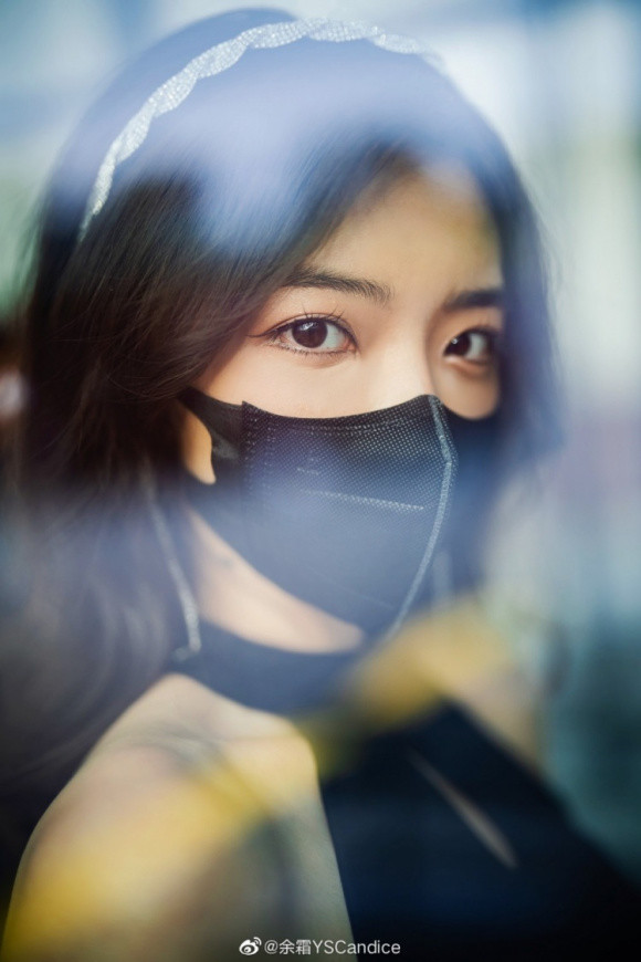 余霜|LPL女主持造型照片,小钰性感可爱,余霜口罩才是本体?