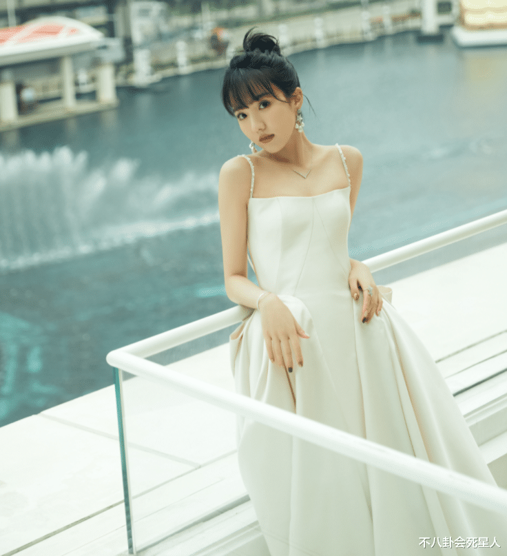 朱珠|?最新红毯来袭！朱珠性感露背，袁姗姗深v礼服，任嘉伦绅士风