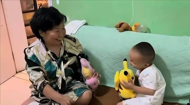 安以轩|杜新枝斗志昂扬，休养一周后继续带货，上场不久就被举报