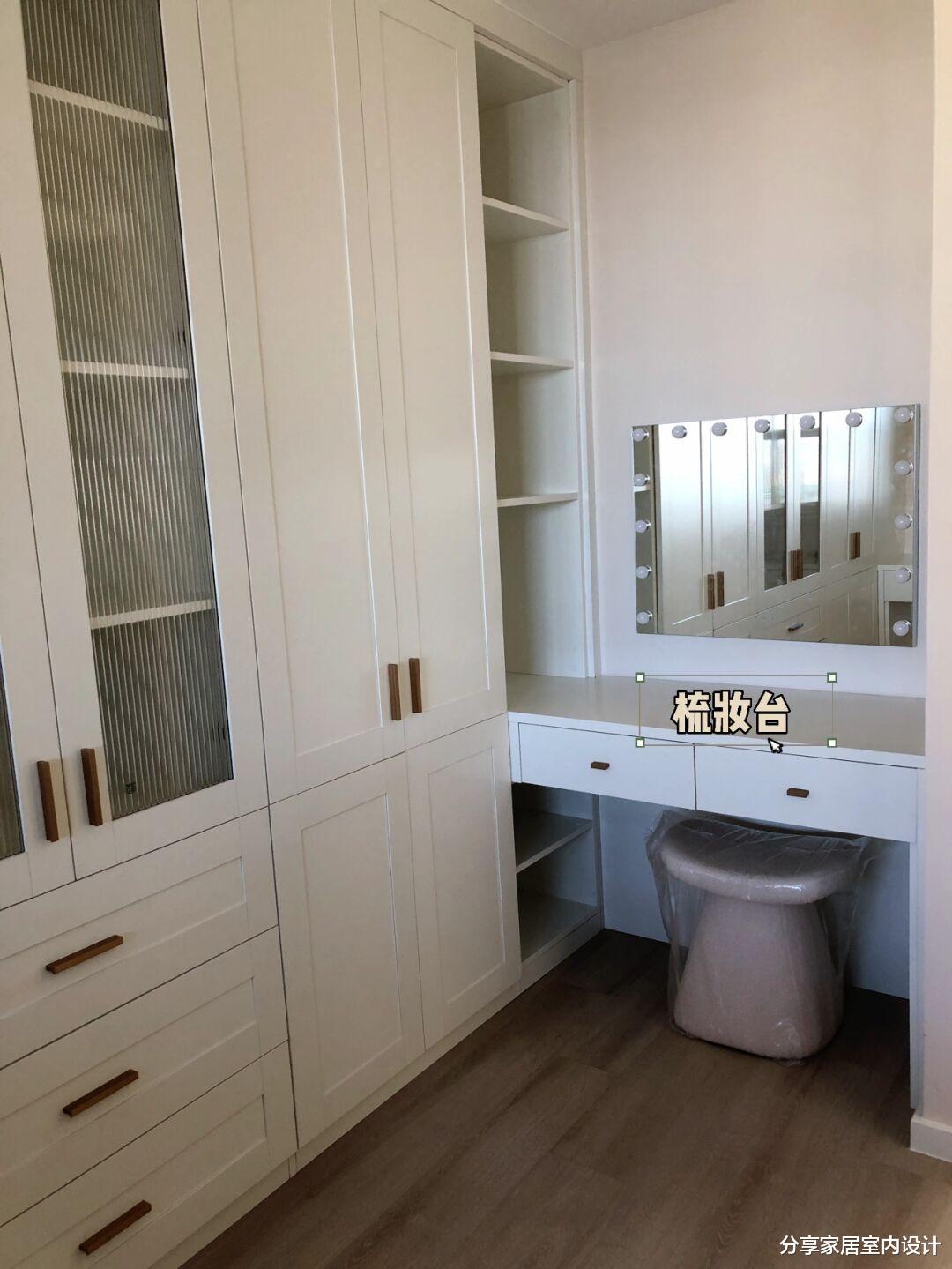 看她家新房，全屋定制的柜子美观又实用，做开放式厨房非常合适！