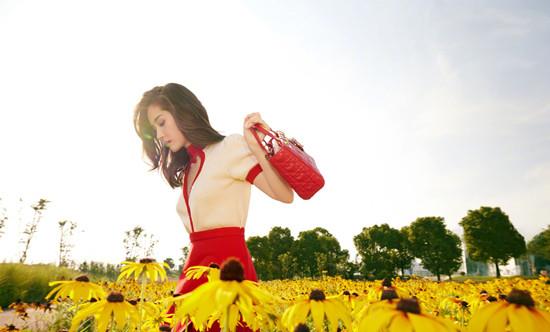 方脸妹说时尚|王子文美食打卡!罕见留偏分长发穿白色西装,恋爱后美得焕然一新