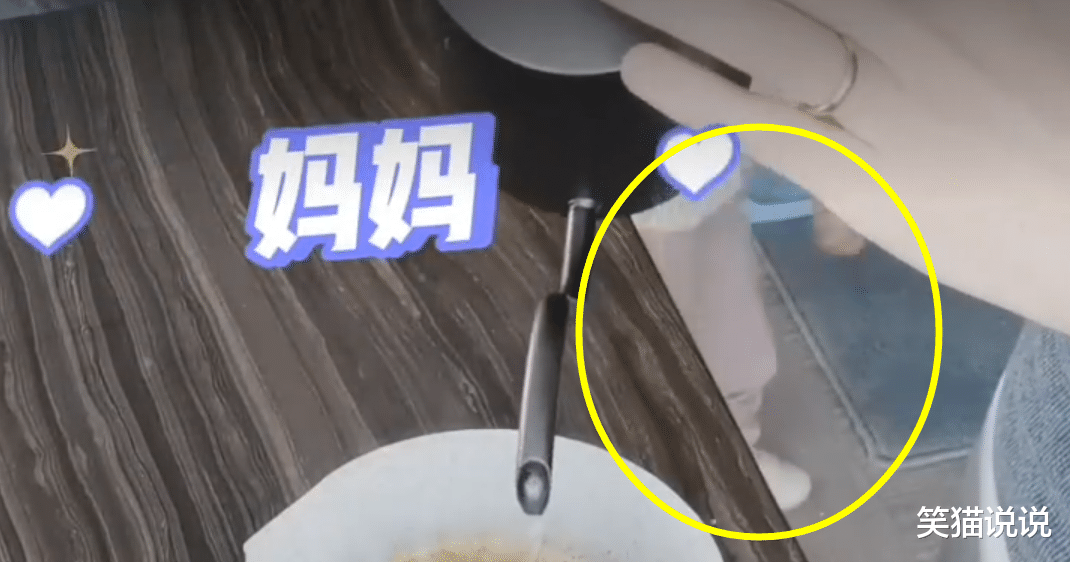 苗苗|苗苗晒vlog为丈夫冲咖啡好恩爱，小酸奶出镜奶声好萌，郑恺为女儿梳头好有爱！