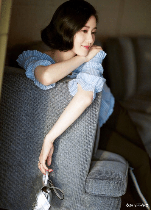 刘诗诗|刘诗诗秀初春穿搭，穿菱纹毛衣还配条“奶奶裤”，却一点不显老气