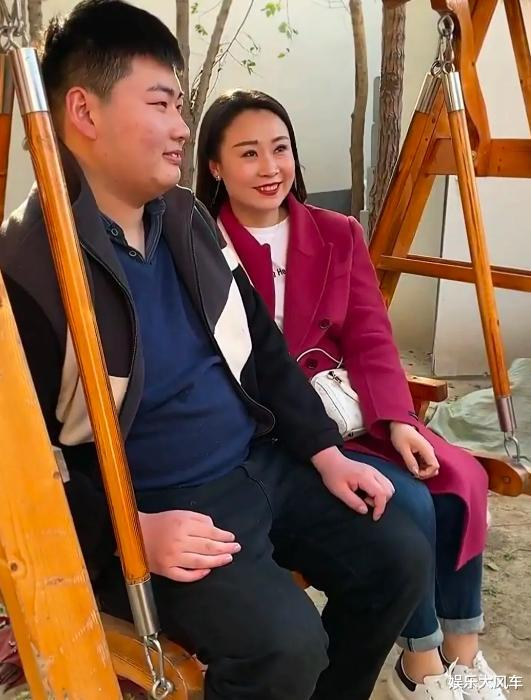 陈亚男|朱小伟身边出现新女伴，长相甜美气质佳，网友直言有夫妻相