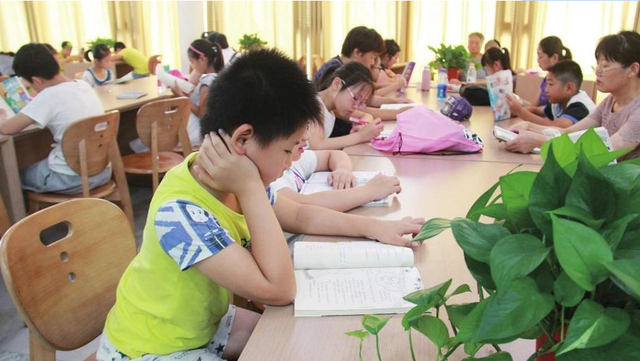 月月读唐诗|家长们的福音,小学延时服务时间再延长,可老师们却是有苦说不出