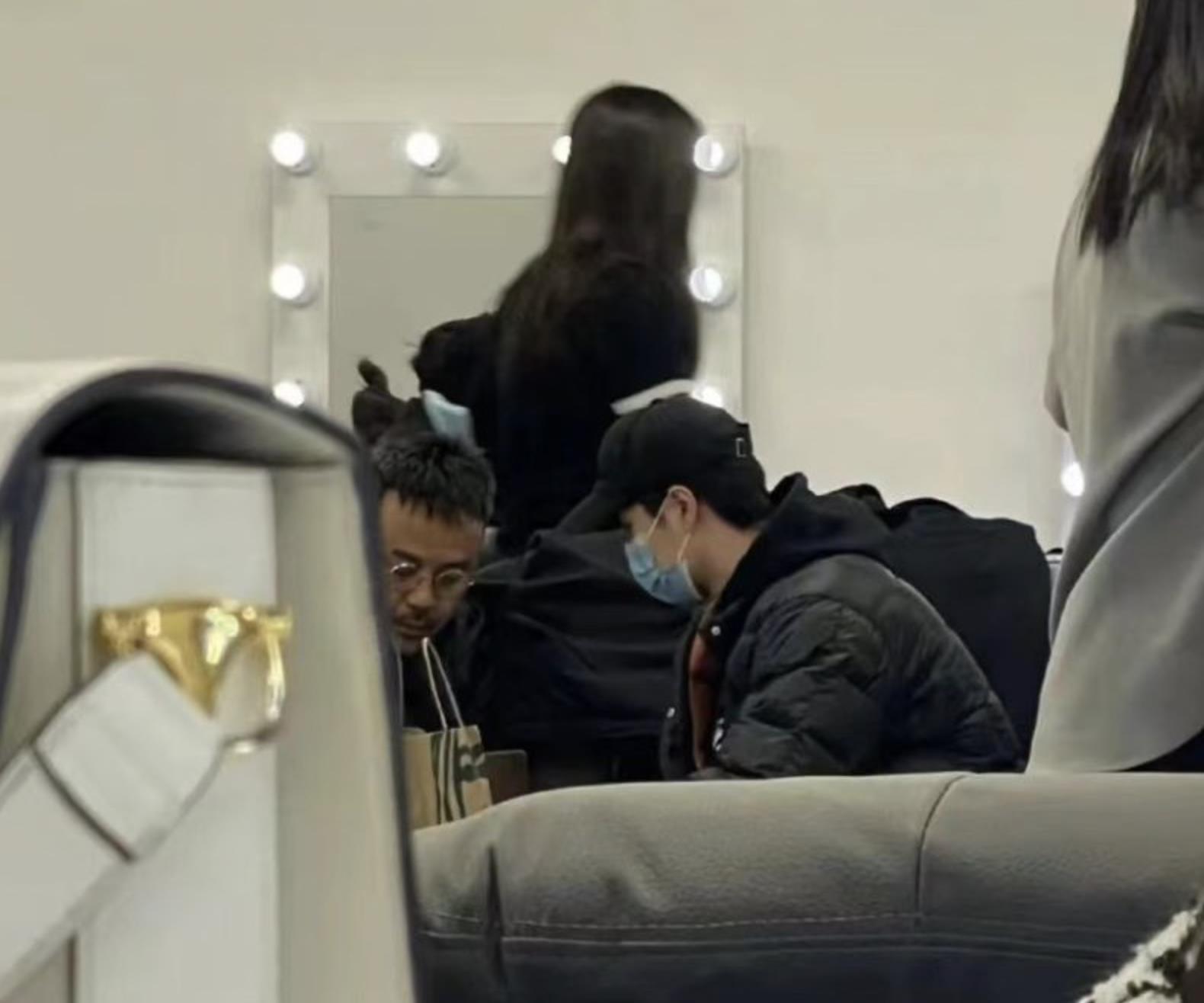 王一博|王一博湖南卫视跨年新歌「廿」首唱！无彩排日也回去只为了汪涵！