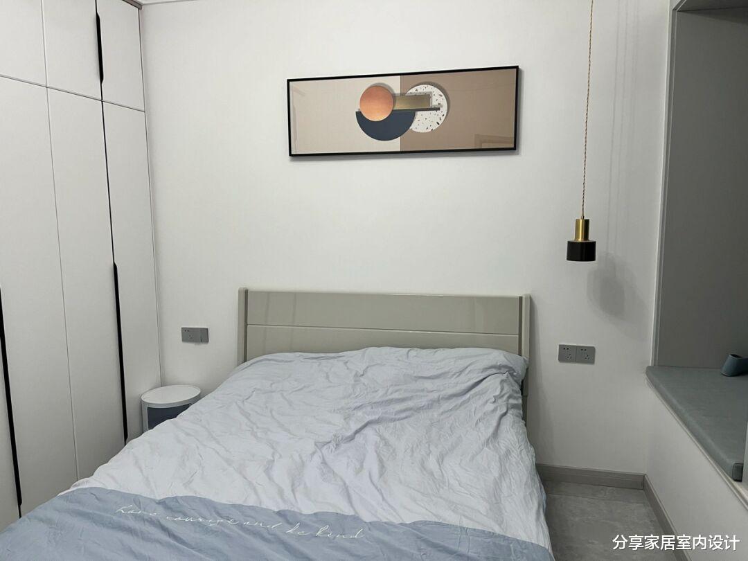 她家花19万装修95平小三房,不做电视墙,把阳台打通效果非常满意