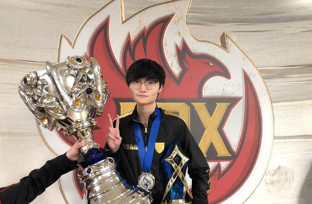 lpl|LPL以后20岁的选手，都能被称为年轻？姿态：25岁的老将还在打