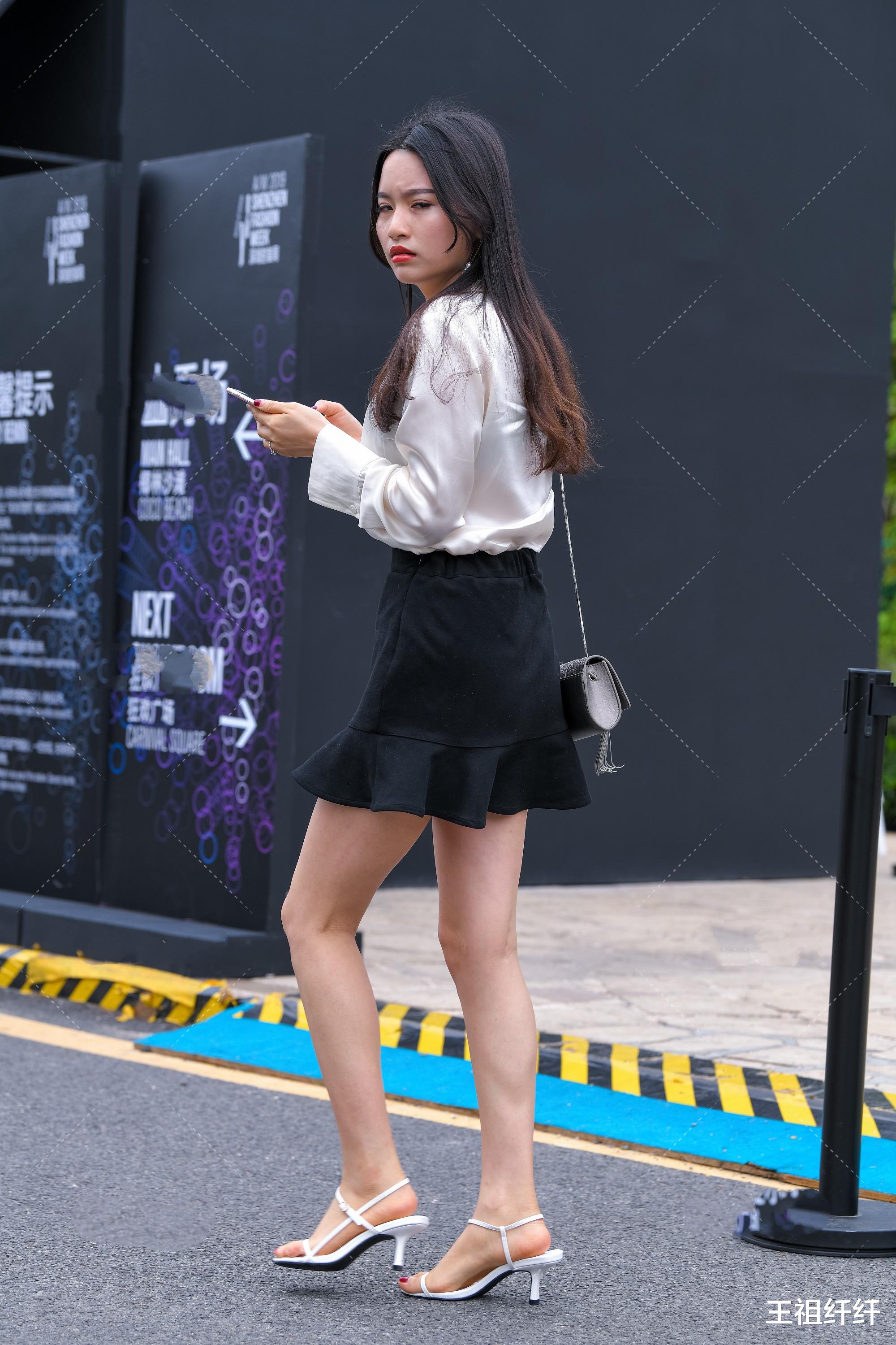 穿衣搭配|白色衬衫搭配黑色半裙，常规的搭配方法展现出独一无二的气质