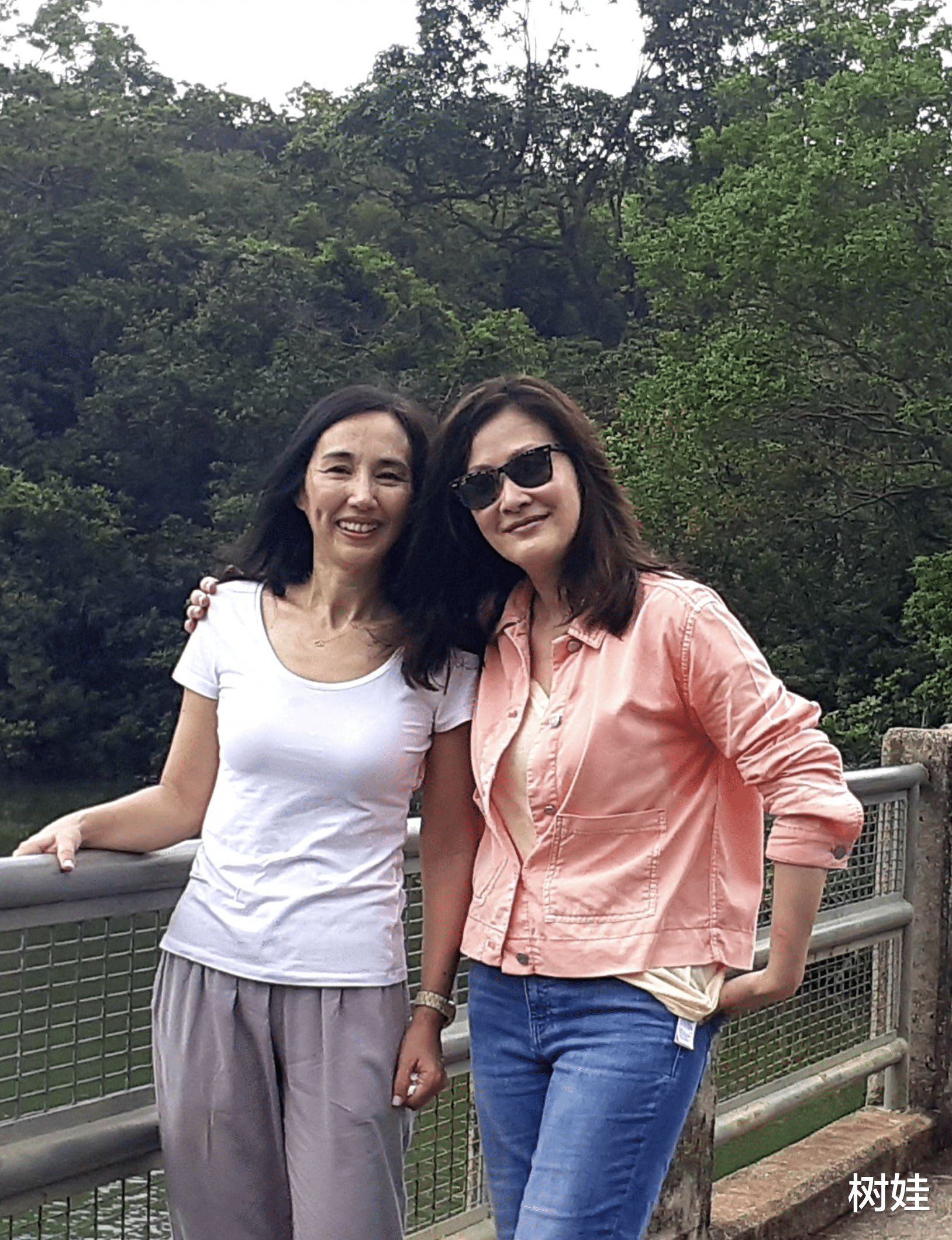 詹姆斯·邦德|柏安妮17岁女儿出道获好评，夺电影新人奖备受鼓舞，颜值不输母亲