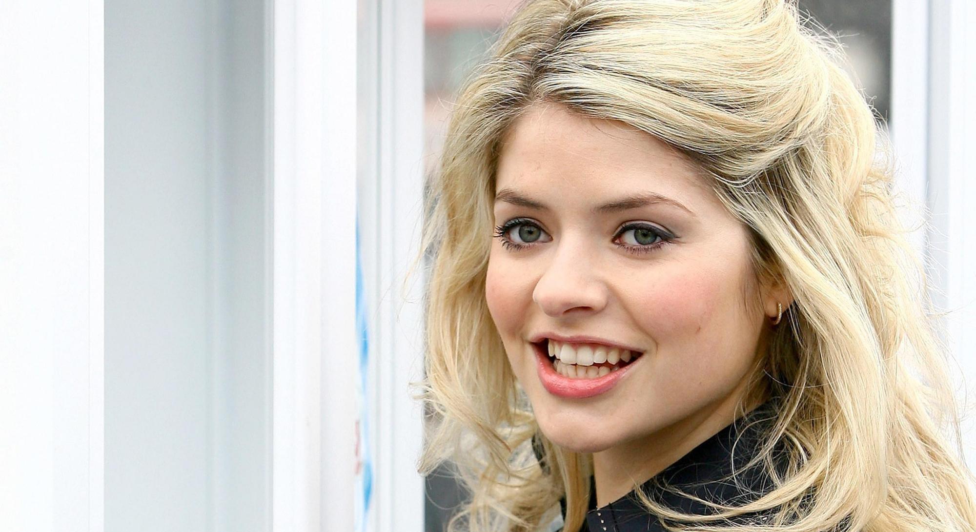 霍莉|阿曼达15岁女儿神似性感女神霍莉 模特公司争抢 妈妈忧学业立家规