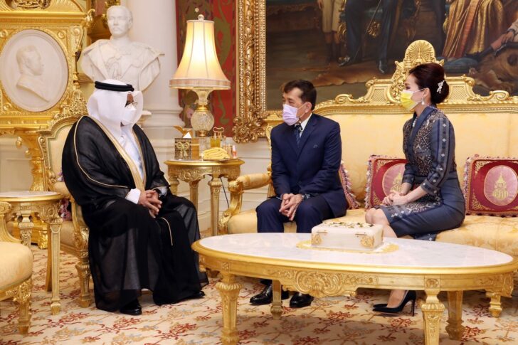 全球时尚风行|时隔一个月泰王终于亮相了!苏提达陪同见外宾,王后刺绣蓝裙超美