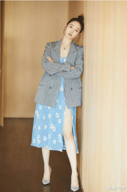 衣在配不在贵|杨幂腿长真占便宜，穿开叉裙比“原版模特”还有味道，慵懒又高冷