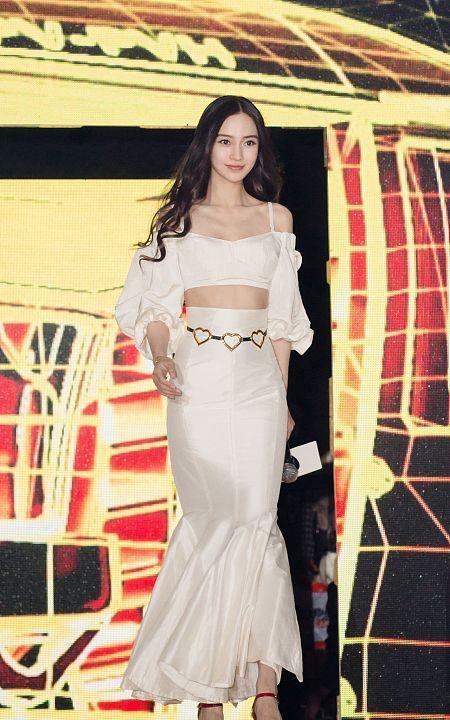 波波的时尚 简约的白和亮眼的红同样迷人，就像是杨颖和高圆圆同框，都很惊艳