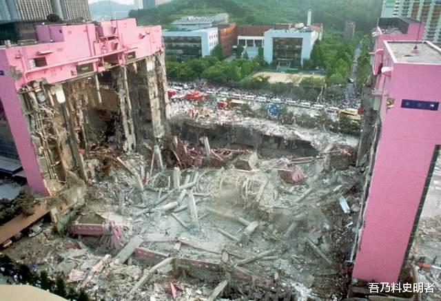 吾乃料史明者 商场为一天的营业额，导致大楼在20秒内塌为平地，502人遇难