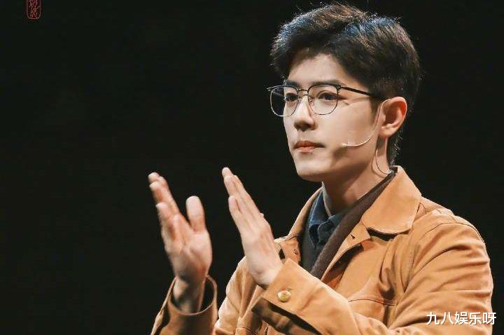 肖战|肖战登台表演，一位导演为他送花，《陈情令》观众：老熟人了