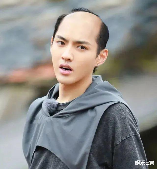 吴亦凡|吴亦凡粉丝大闹广州地铁，高举手机为偶像喊冤，网友：想给他一脚