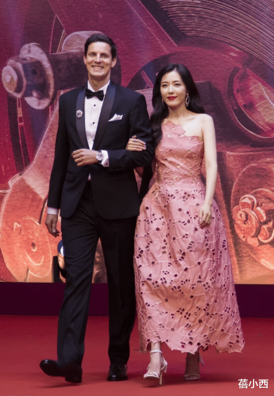 蓓小西|曾黎真是活出了70后羡慕的样子,穿斜肩裙连衣裙,气质身材都太靓