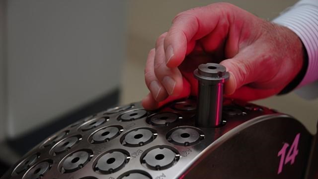 校园生活新风向 1992年,山西泥瓦工从工地捡出一个“铁疙瘩”,141人被牵连致病