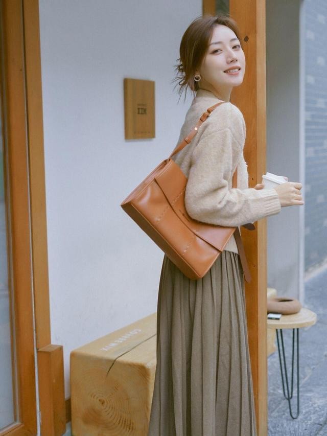 荳墨小小 秋冬季节的扛把子：百褶裙，多样搭配，怎么穿都显气质！