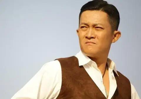 张少华|张少华与杨志刚的“母子情”，送完金镯又送房，不是亲生胜似亲生