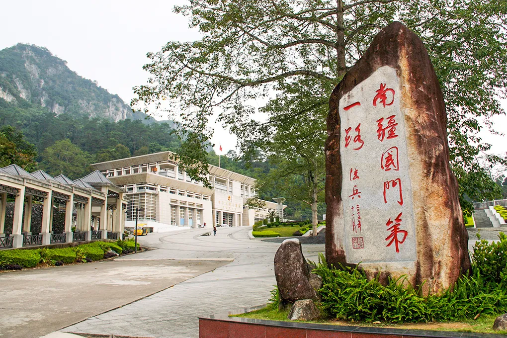 新广西 据说这是国内最美的景观公路之一,沿着它走,可以到达“秘境桃花源”