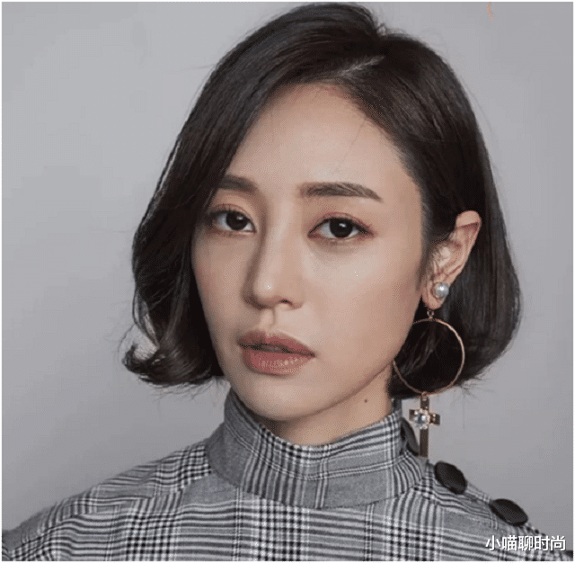 发型 40岁女人头发不要剪太短，这3款发型好看又显气质，太合适过秋了