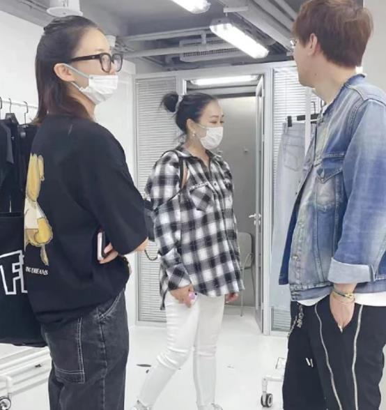 钟丽缇|钟丽缇买衣服被偶遇，瘦身成功身材苗条，一旁男子看得移不开眼