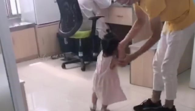 呵护宝宝日记 3岁女孩打完针，气冲冲找护士“算账”，网友笑道：差点没拦住