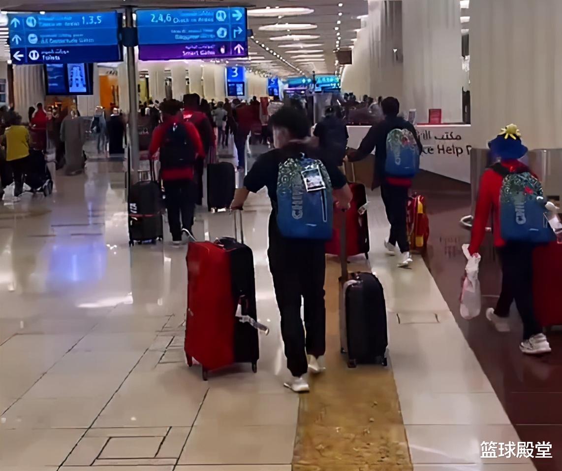 全红婵|曝全红婵登机+下机图！章鱼帽+小黄鸭都在，手提袋塞满礼物太可爱