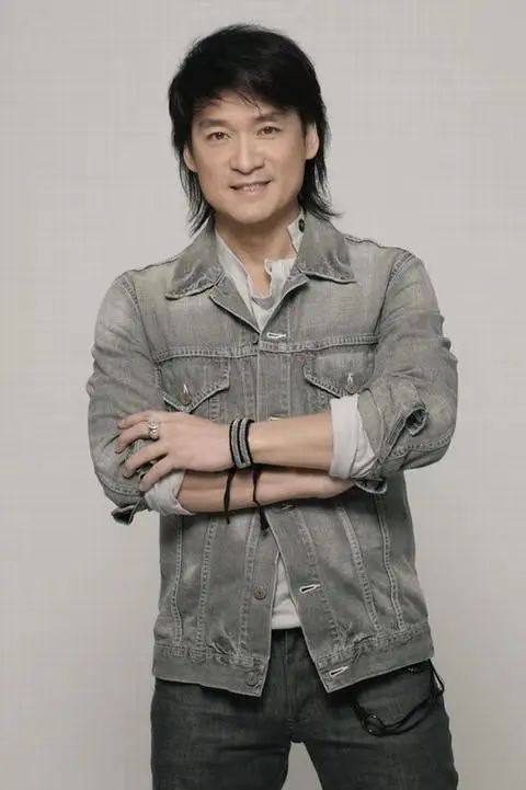 张柏芝|周华健晒照为儿子庆生，31岁周厚安胡子拉碴，被指比父亲还显老