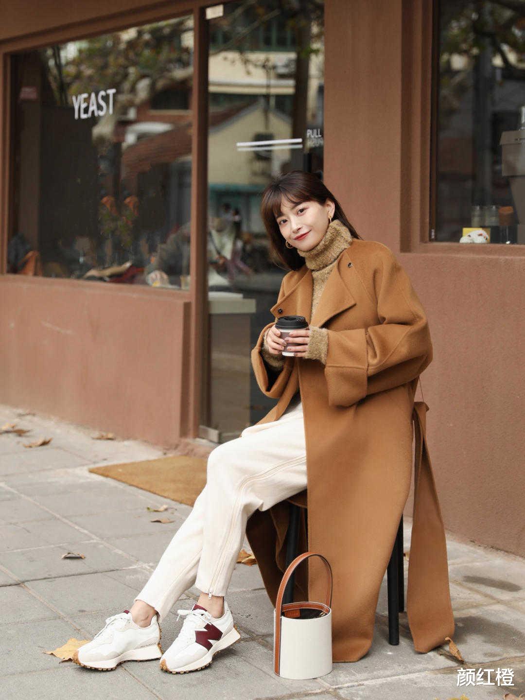 颜红橙 秋冬季节，大衣里面怎么搭才洋气？这几款单品值得借鉴，百搭时髦
