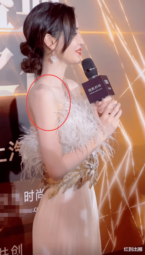 |baby穿开叉露背裙走红毯，锁骨清瘦白到发光，全身涂满粉太夸张