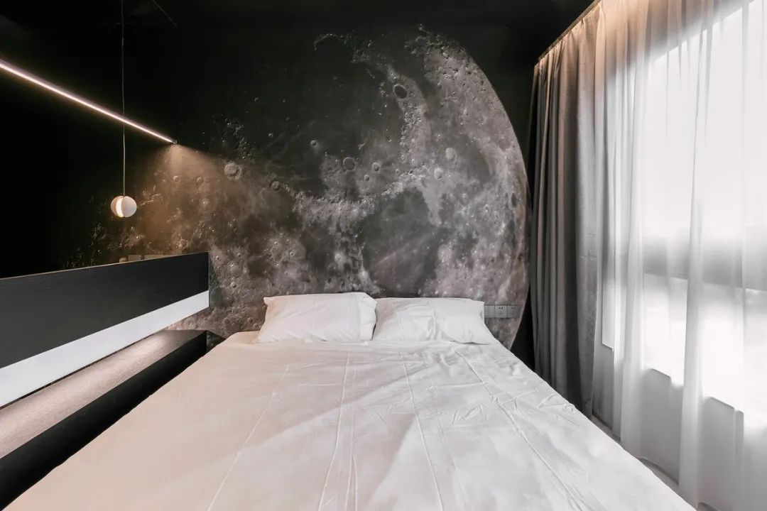 小花园+迂回动线，这个65m2黑白灰空间，越看越高级！