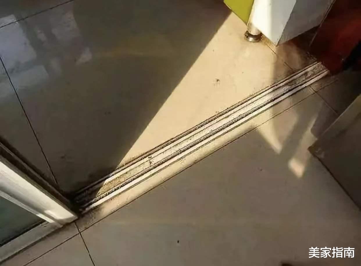 厨房推拉门我换了3次,才搞明白是吊轨好还是地轨好,建议你看看