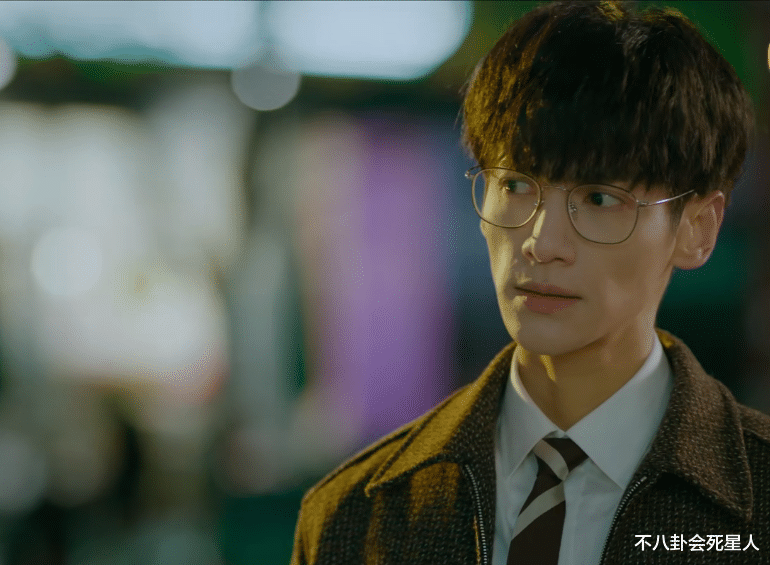 罗云熙|罗云熙新剧离谱！吊悬崖上搂抱，穿高跟鞋开车，剧情侮辱观众智商