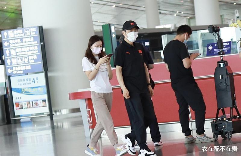 衣在配不在贵|张艺谋穿1万多的鞋走机场，陈婷打扮低调紧随其后，好似导演助理