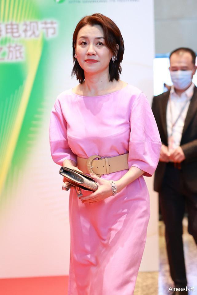 Ainee小屋|刘翔二婚老婆挺普通,穿简约连衣裙梳“鲶鱼头”,路人感十足