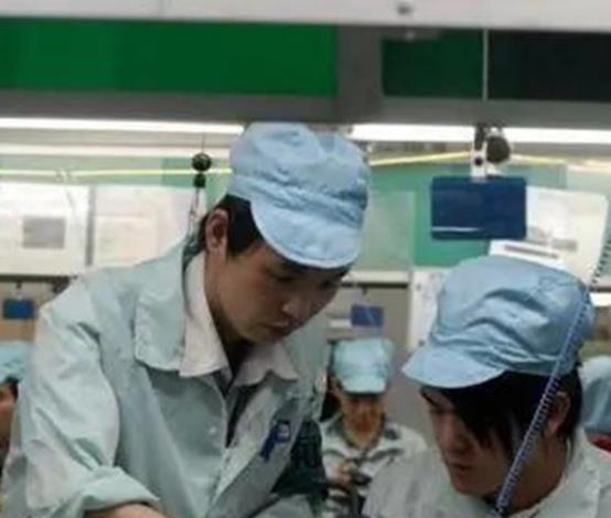 工人|年轻人的“提桶跑路”，为何逐渐演变成，一种普遍的社会现象？