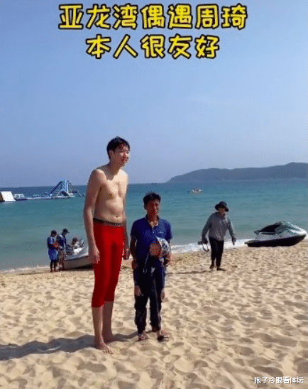 周琦|还能回NBA吗？周琦合照球迷 一块腹肌曝光 八村塁已隔扣浓眉哥