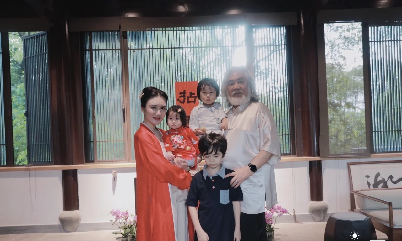 张纪中|张纪中为1岁女儿庆生,一家五口像祖孙三代,孩子们脸上无笑容